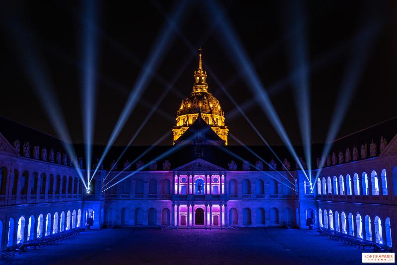 Extérieur du Théâtre Mogador à Paris, illuminé la nuit