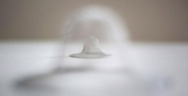 Portrait d'une compositrice française contemporaine, au travail dans son studio