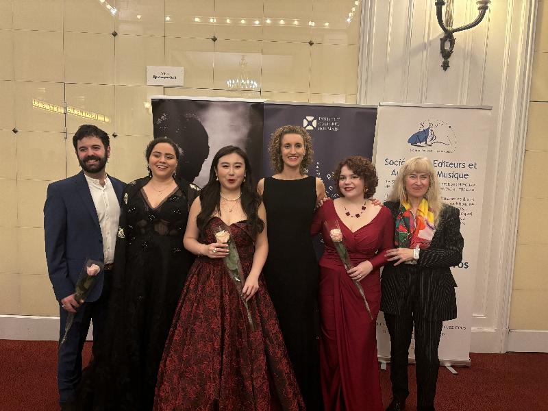 Un orchestre symphonique jouant dans une salle de concert française élégante