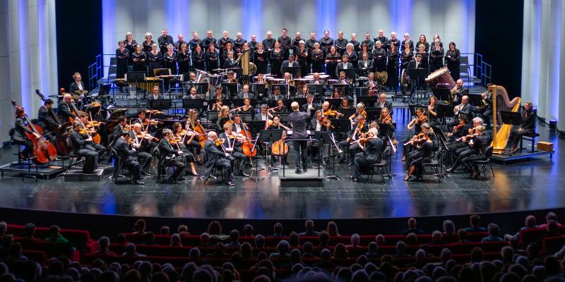 Scène de concert de musique classique à Saint-Étienne avec orchestre et public