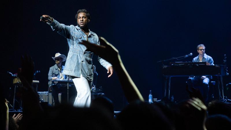 Magnifique salle de concert parisienne remplie pour un spectacle de musique classique, lumières tamisées et ambiance élégante.