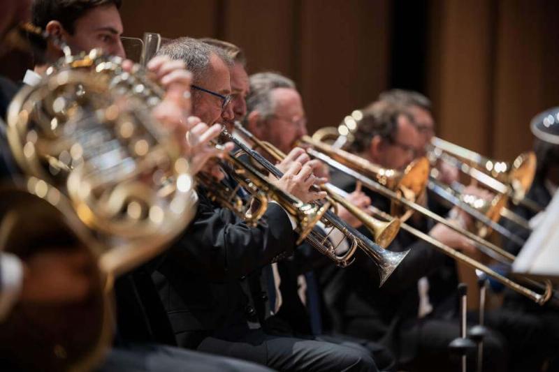 Un orchestre symphonique joue dans une église historique de Vannes