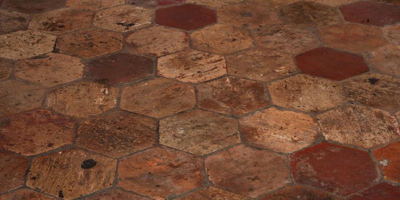 Palette de couleurs d'argile inspirées par la France, incluant ocres, terres de sienne et gris argileux, pour la peinture.