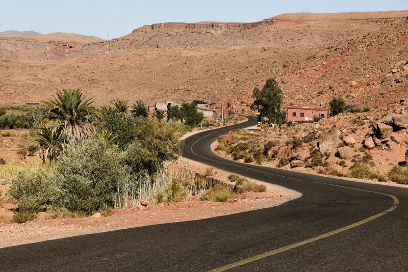 Alt text: Un plat de tajine marocain servi dans un riad à Marrakech, ambiance feutrée