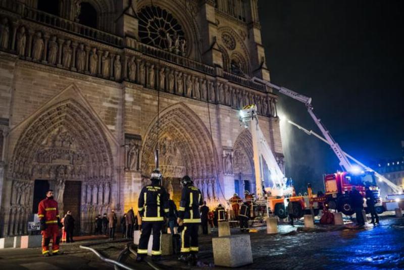 Les pompiers luttant contre l'incendie dévastateur à Notre Dame de Paris