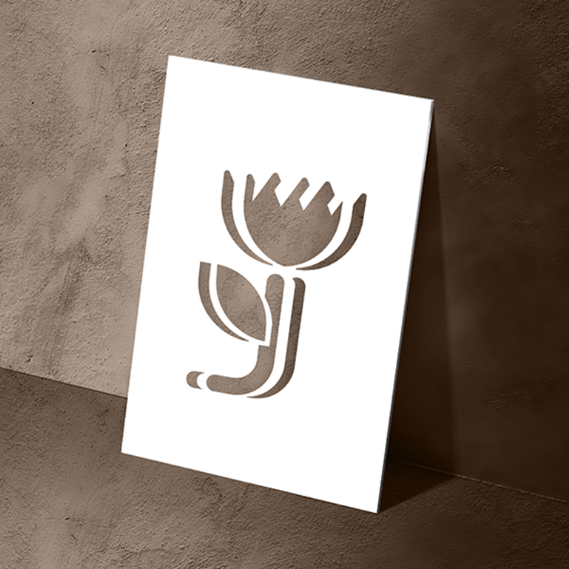 Professionnel utilisant une bombe de peinture alimentaire pour une décoration de gâteau complexe dans un style français