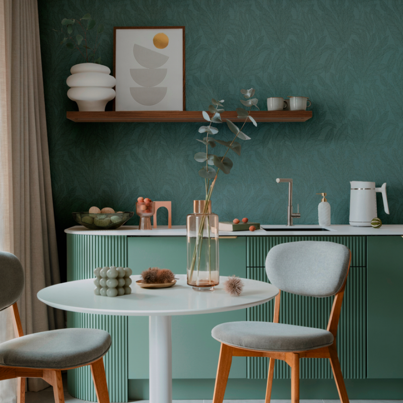 Décoration chambre bleu canard avec meubles dorés et lampe design