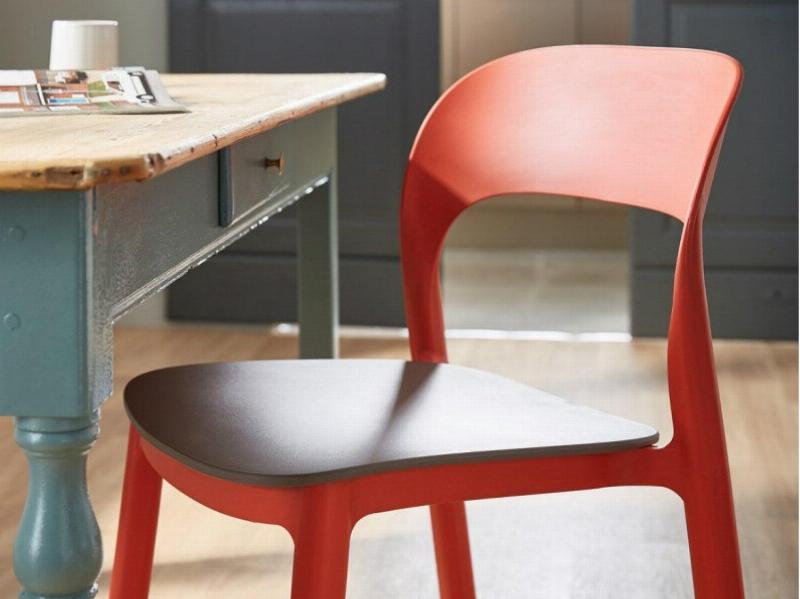 Salon moderne avec mur peint au pistolet et meubles anciens restaurés