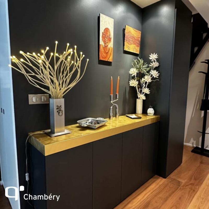 Touche dorée sur meuble gris foncé dans un salon moderne