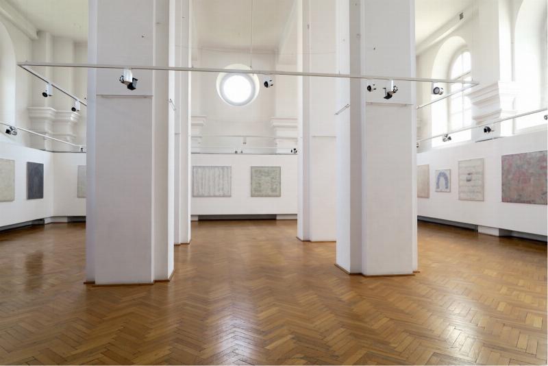 Une mosaïque d'œuvres d'art françaises variées, allant de la peinture abstraite à la photographie, présentée de manière attrayante sur un écran.