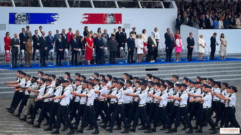 Impressionnant défilé militaire sur les Champs-Élysées pour la Fête Nationale française
