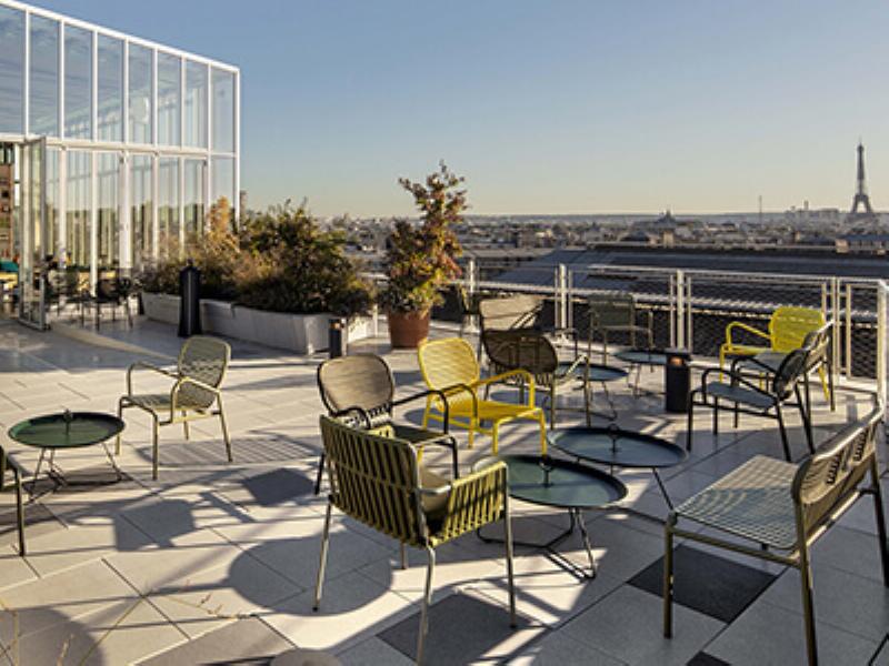 Mobilier confortable et design dans un bar français moderne