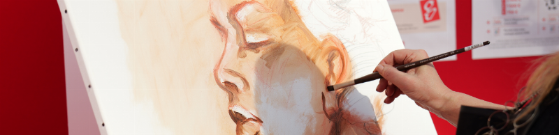 Application de peinture acrylique diluée à l'eau avec un pinceau fin pour créer un lavis sur toile