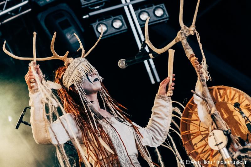 Un groupe de musique français jouant sur scène devant une foule enthousiaste, ambiance de festival rock