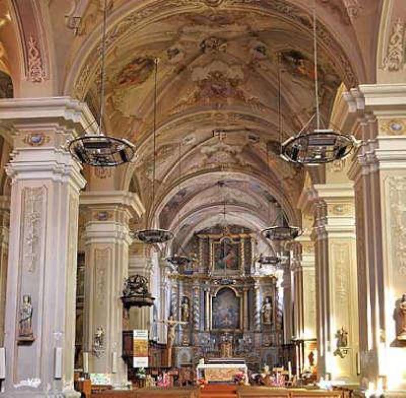 Magnifique église Saint-Maurice de Tours, façade imposante et détails gothiques, lumière douce.