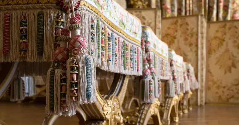 Cadre doré richement sculpté ornant une peinture à l'huile classique, style français.