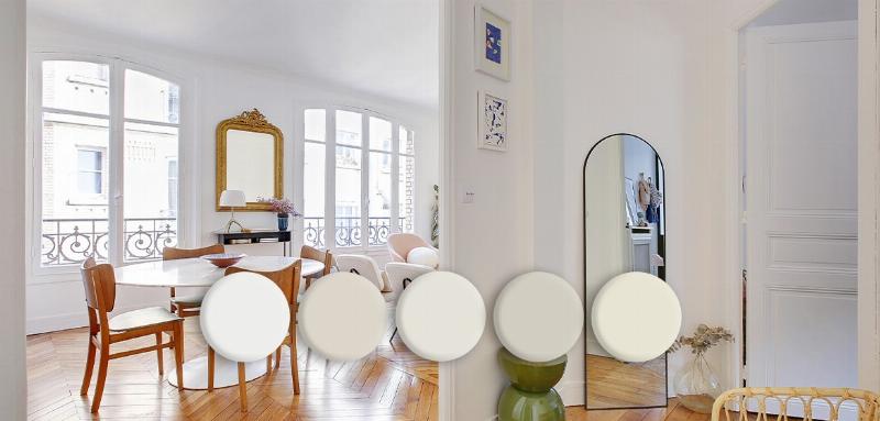 Peintre professionnel appliquant une peinture murale dans un salon à Évreux, ambiance chaleureuse et lumineuse