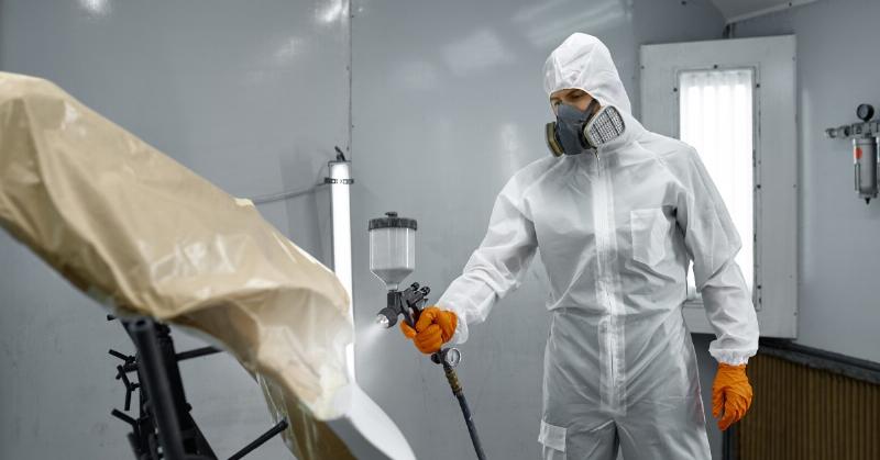 Nettoyage minutieux d'un pistolet à peinture professionnel pour garantir sa performance