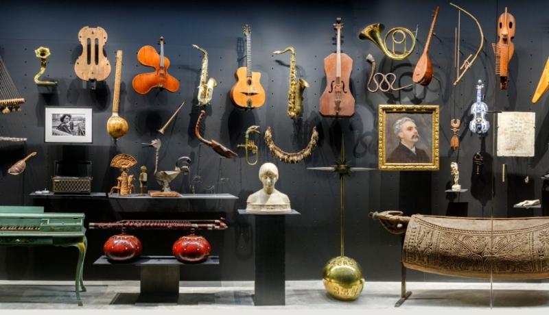 Exposition immersive d'instruments de musique lors d'un festival français