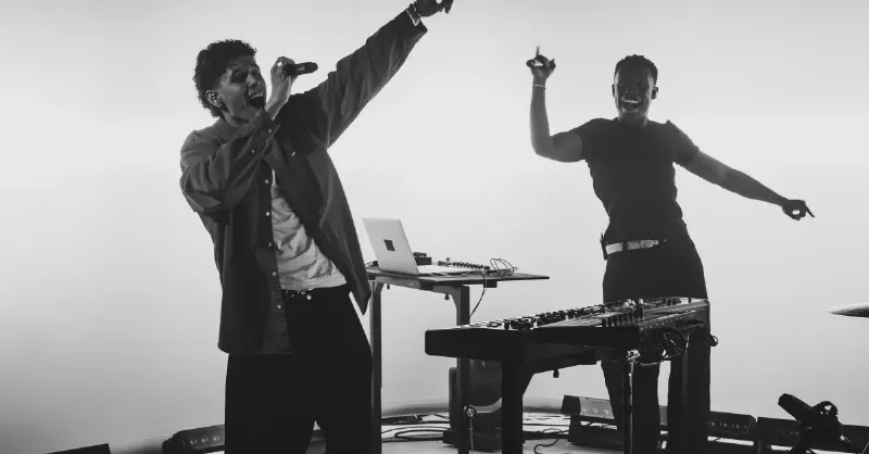 scène musicale française contemporaine avec divers artistes