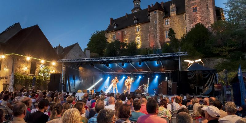 Foule de spectateurs profitant d'un concert en plein air au festival de Montluçon