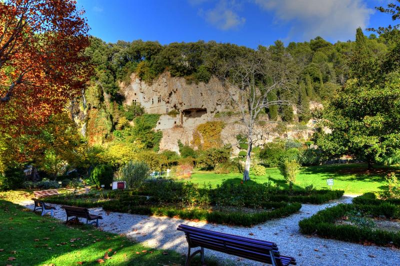 Festival de musique classique dans un village provençal ensoleillé