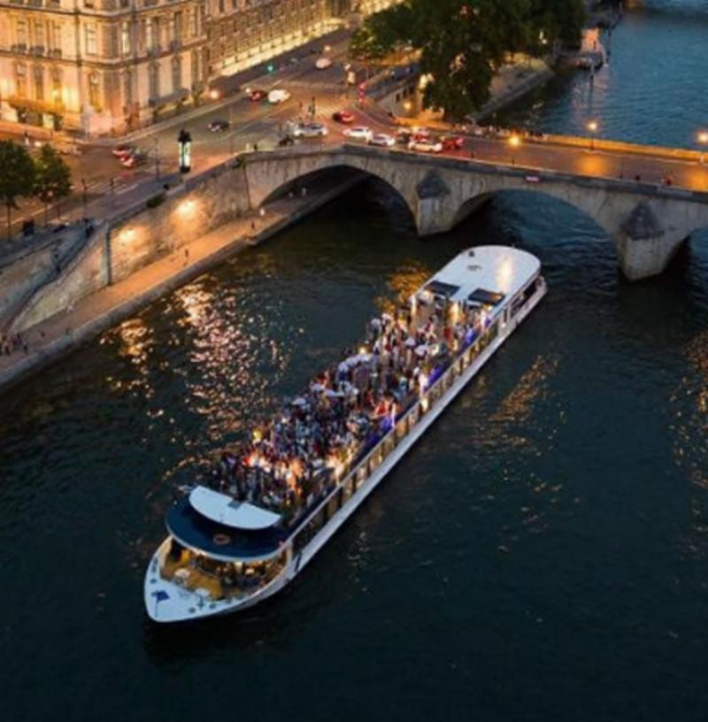 Feu d'artifice spectaculaire célébrant la Fête Nationale française en 2024