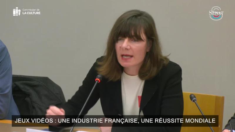 Vue d'ensemble d'une armée Warhammer entièrement peinte, mise en scène sur une table de jeu, style artistique français