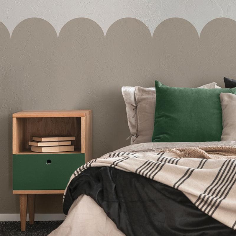 Buffet en bois repeint en bleu canard avec une finition satinée grâce à la peinture en bombe