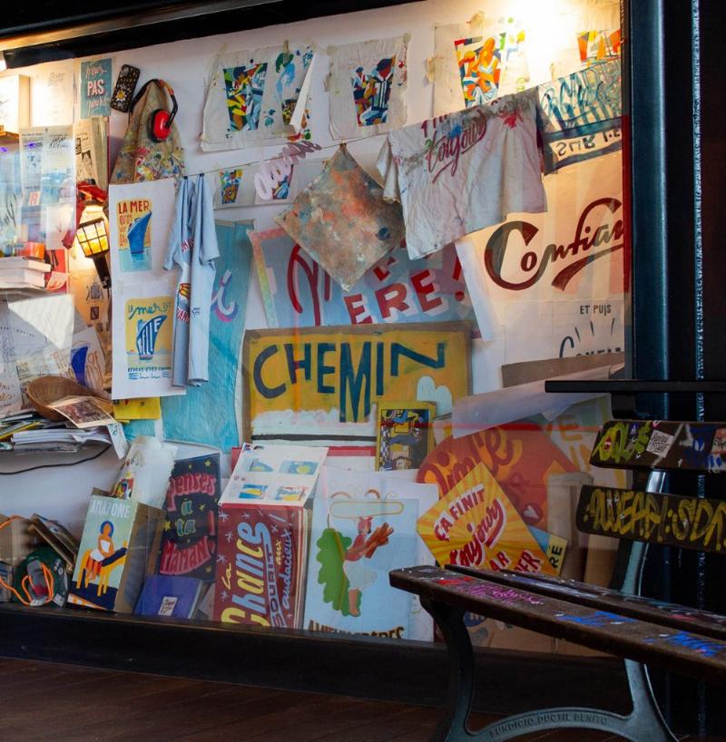 Fluctuart, centre d'art urbain parisien unique sur la Seine, exposé des œuvres d'art contemporain