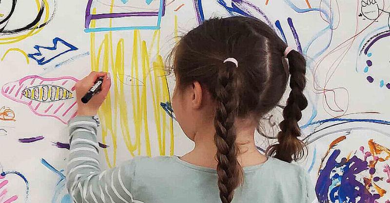 Atelier d'un artiste contemporain à Fontenay-le-Comte, œuvres colorées, ambiance créative