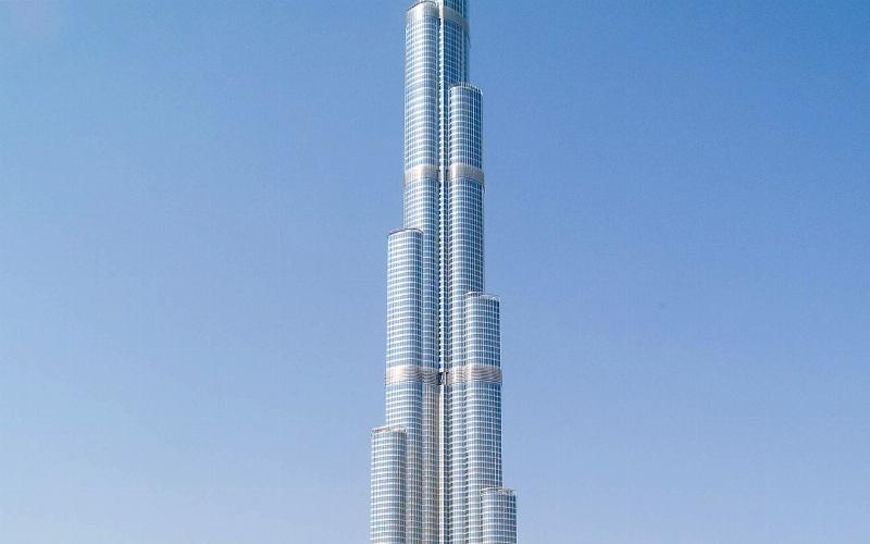 Vue spectaculaire d'un gratte-ciel moderne avec une façade en verre réfléchissant, architecture audacieuse.