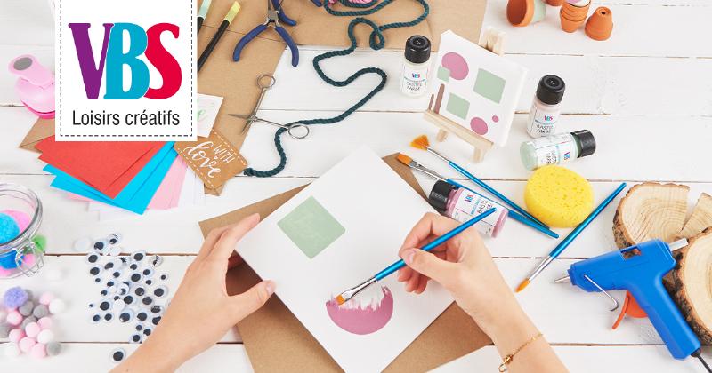 Application de gutta sur soie pour dessiner des lignes précises, technique de peinture française