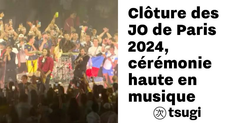 Vue rapprochée d'une artiste pop française chantant avec émotion dans un studio d'enregistrement