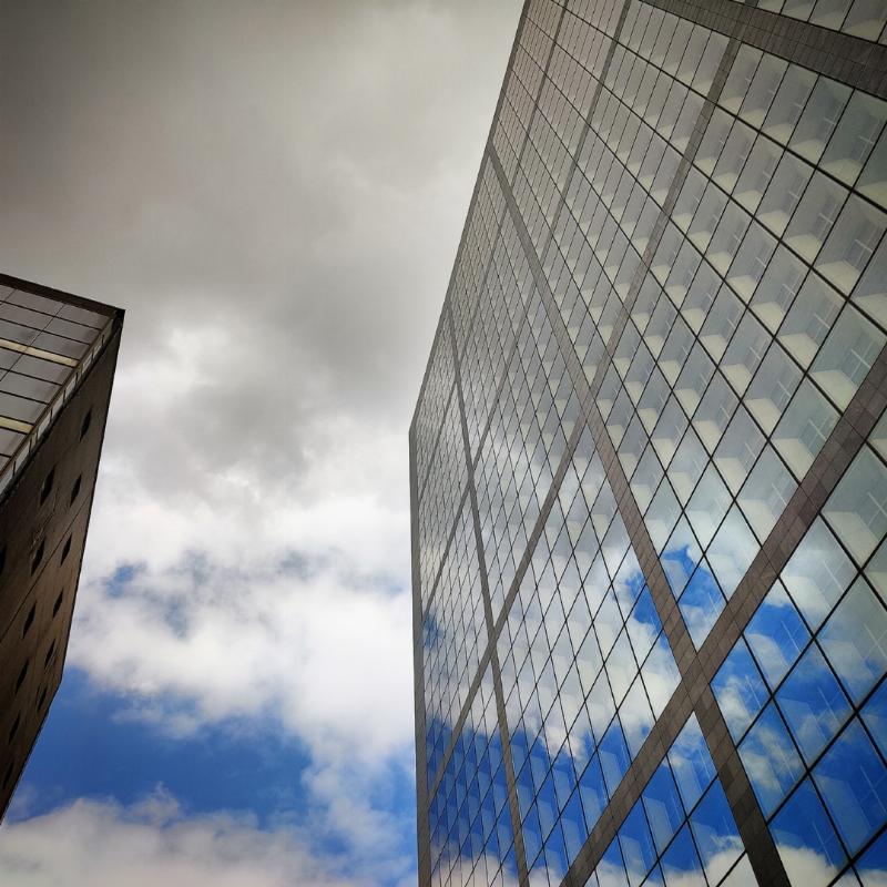 Statue monumentale d'Igor Mitoraj dans un paysage urbain