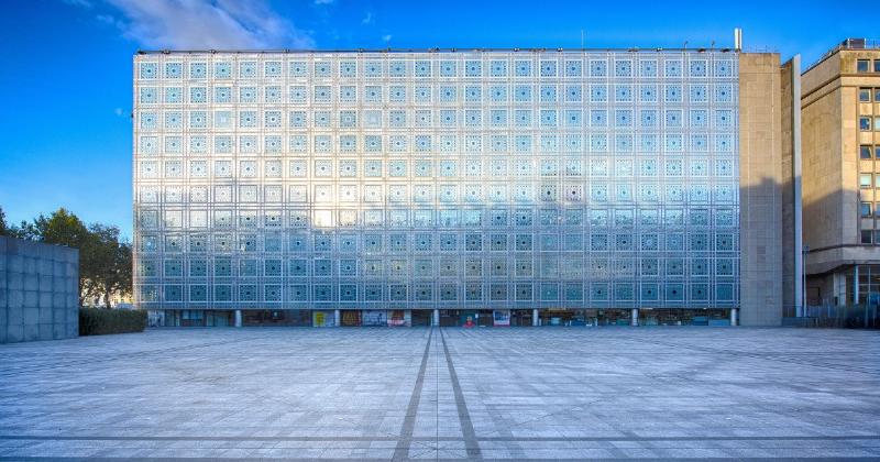 La façade emblématique de l'Institut du Monde Arabe à Paris, avec ses diaphragmes photo-sensibles.