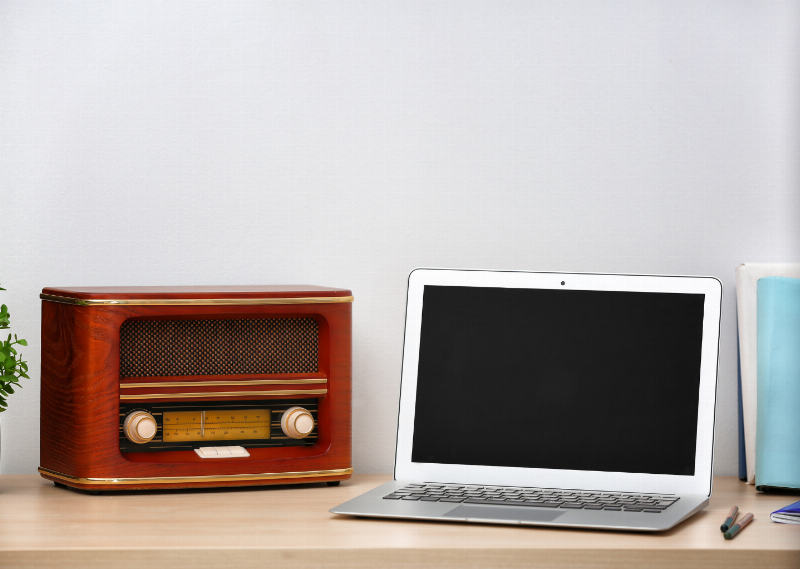 Interface épurée pour écouter des podcasts sur une radio en ligne sans publicité