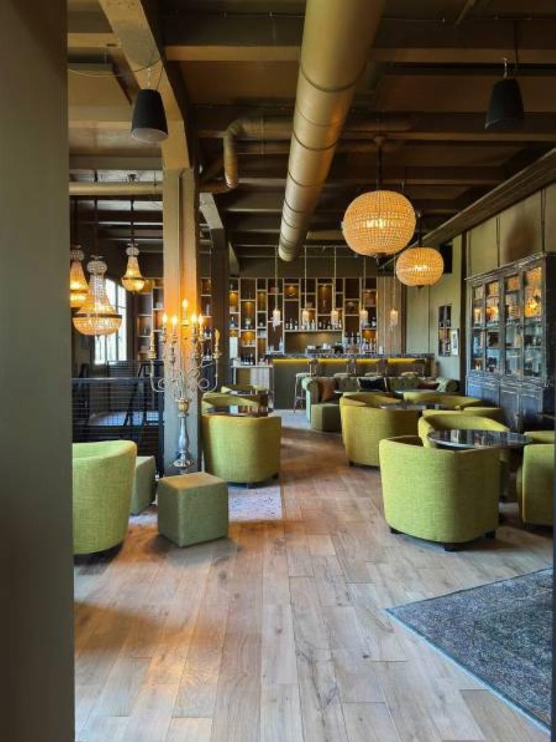 Ambiance d'un café parisien chic avec des éléments de design intérieur français, comme du mobilier vintage et un éclairage chaleureux