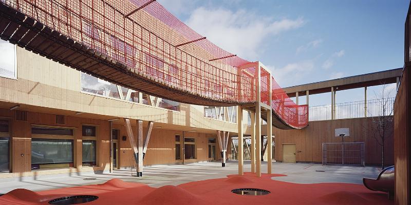 Intérieur d'une maison moderne d'inspiration palladienne, baigné de lumière naturelle