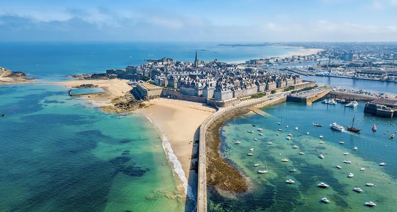 Ruelle étroite à l'intérieur des remparts de Saint-Malo, architecture en granit et ardoise