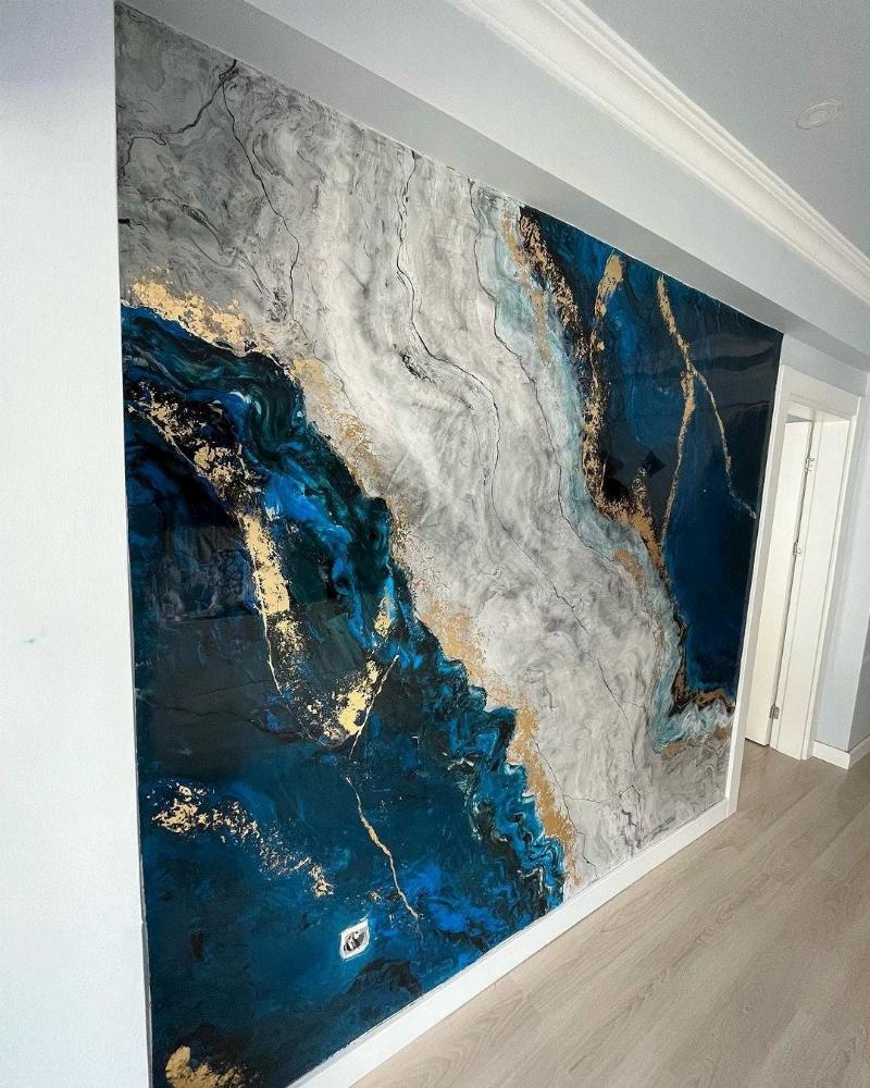 Salon moderne avec un mur d'accent en béton ciré et une œuvre d'art abstraite