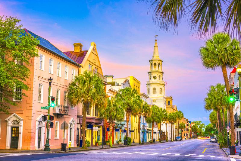 Un jardin luxuriant suspendu à la façade d'un gratte-ciel moderne à New York, contrastant avec le verre et l'acier environnants.