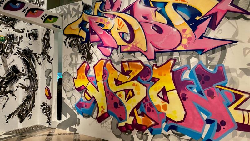 Oeuvre de Jef Aerosol dans une ville internationale, art urbain, reconnaissance mondiale