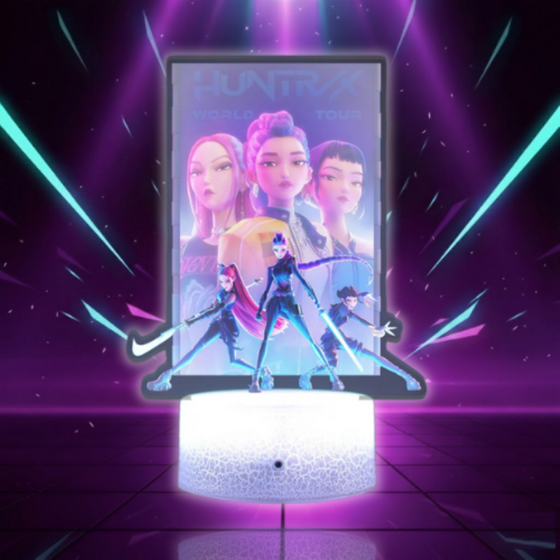 Le groupe K-Pop Demon Hunters sur scène, créant une ambiance sombre et captivante avec leur style unique.