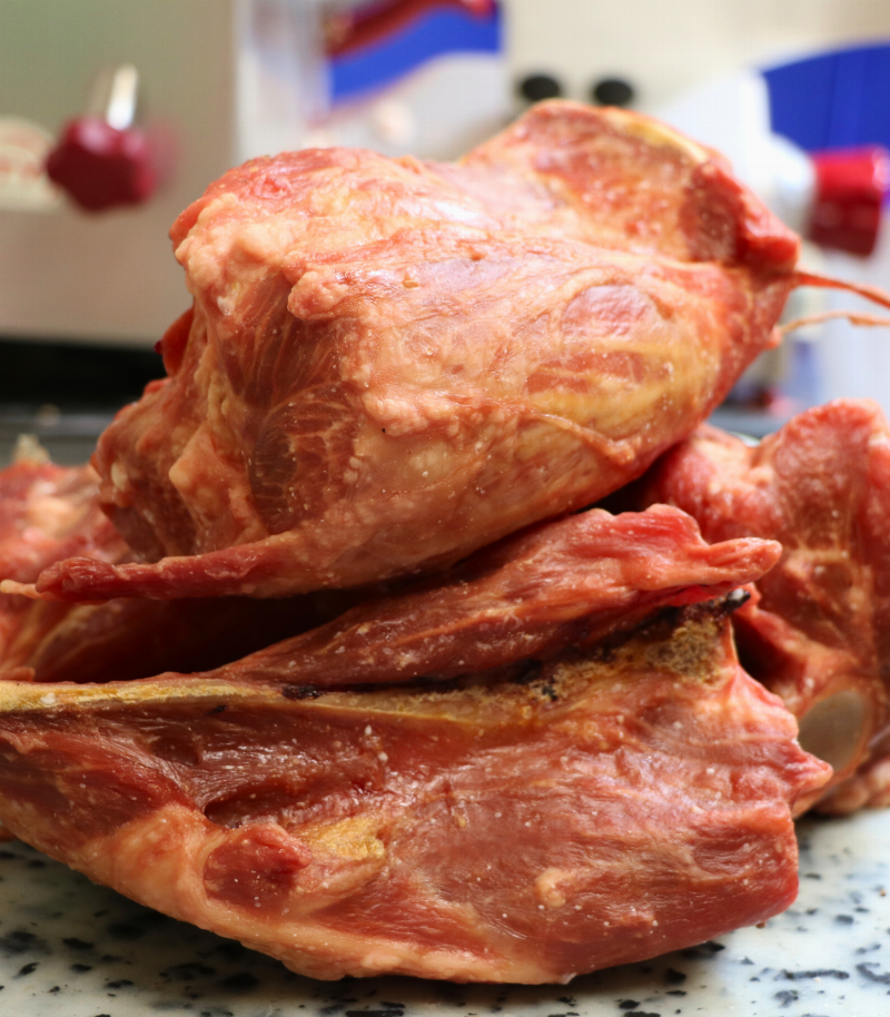 Gastronomie alsacienne avec choucroute garnie et vins d'Alsace sur une table en bois