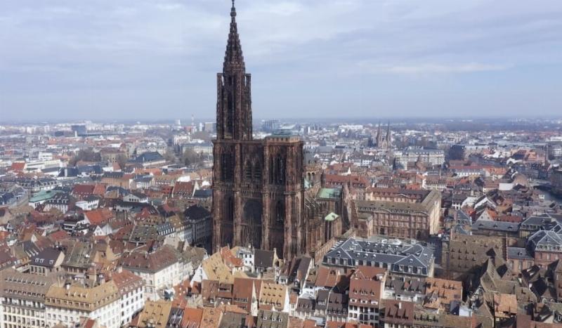 La cathédrale de Strasbourg, chef-d'œuvre gothique français, vue par Victor Hugo lors de son voyage sur le Rhin.