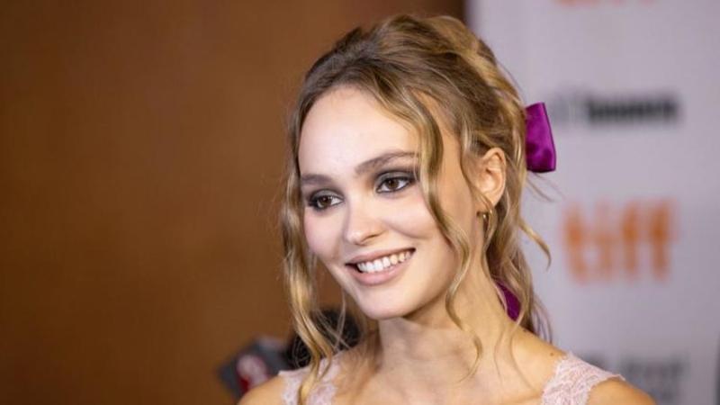 Lily Rose, icône montante de la pop française, souriante sur scène