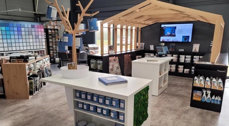 Vaste nuancier de couleurs dans un magasin de peinture à Besançon