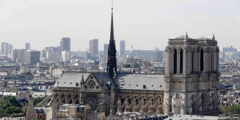 Les grandes orgues de Notre-Dame de Paris, imposantes et ornées, prêtes à accompagner le Magnificat
