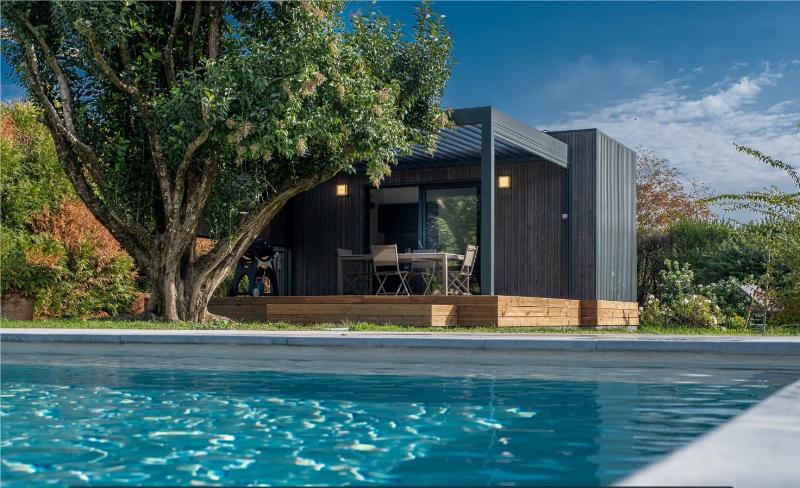 Intérieur moderne d'une maison de musique contemporaine avec espace de répétition et zone d'écoute